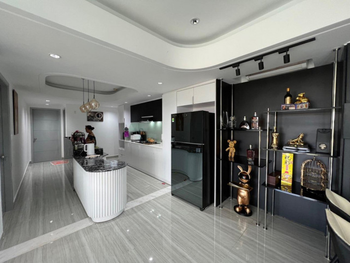 Gian bếp là nơi yêu thích nhất của nữ ca sĩ vì cô đam mê nấu ăn. Giữa bếp và bàn ăn là một kệ để các mô hình trang trí cùng những vật dụng mang ý nghĩa phong thủy.