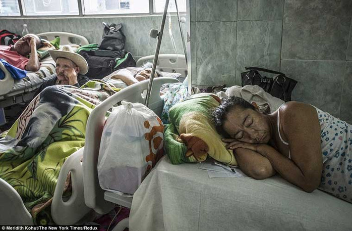 Bệnh nhân nằm nghỉ ở ngay dãy hành lang của một bệnh viện công quá tải ở Merida. Venezuela.