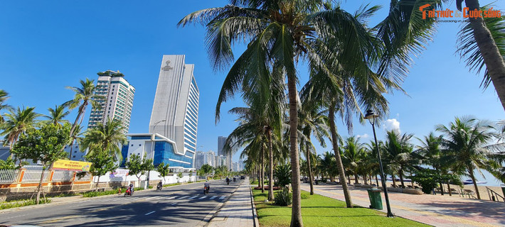Bãi biển Mỹ Khê nằm trên đường Võ Nguyên Giáp, thuộc phường Phước Mỹ, quận Sơn Trà, thành phố Đà Nẵng.
