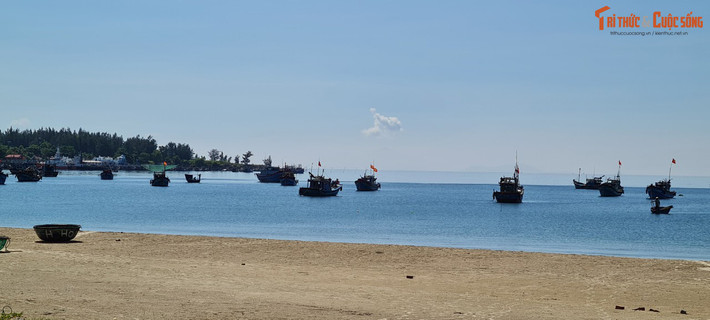 Những chiếc thuyền ngoài xa.