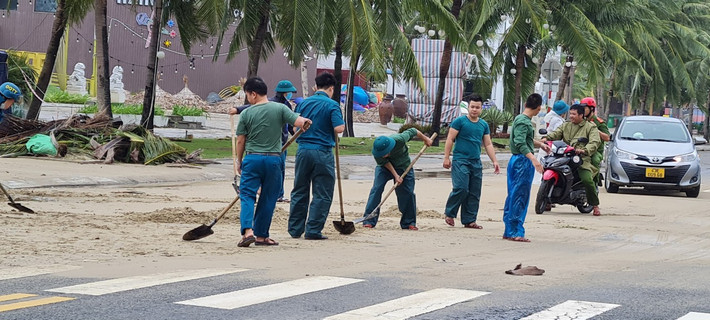 Lực lượng chức năng đang triển khai dọn dẹp sau bão.