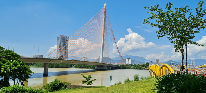 Cầu Trần Thị Lý vốn là cầu đường sắt thời Pháp thuộc, được xây mới và khánh thành năm 2013, nằm cách cầu Nguyễn Văn Trỗi khoảng 20m.
