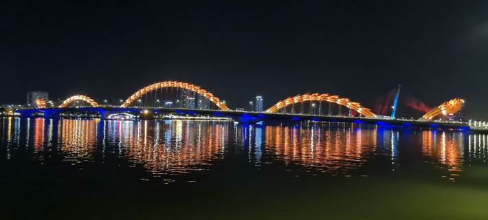 Vào dịp cuối tuần, du khách sẽ được chứng kiến Rồng phun lửa và phun nước trên nền ánh sáng đầy màu sắc lung linh và huyền ảo.