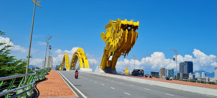 Thiết kế của cầu Rồng đã nhận được nhiều giải thưởng lớn tại các lễ trao giải, được Hiệp hội Cầu đường thế giới ghi nhận là “Cây cầu thiết kế mới lạ và độc đáo nhất Việt Nam”.