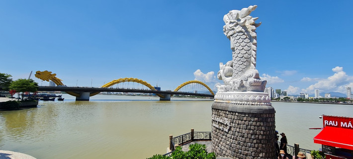Cầu Rồng nhìn từ mô hình Cá Chép hóa Rồng. Một hình ảnh tạo nên nguồn cảm hứng đặc biệt về một thành phố đang chuyển mình mạnh mẽ, là biểu tượng mới của Đà Nẵng trong thời kỳ hội nhập và phát triển.