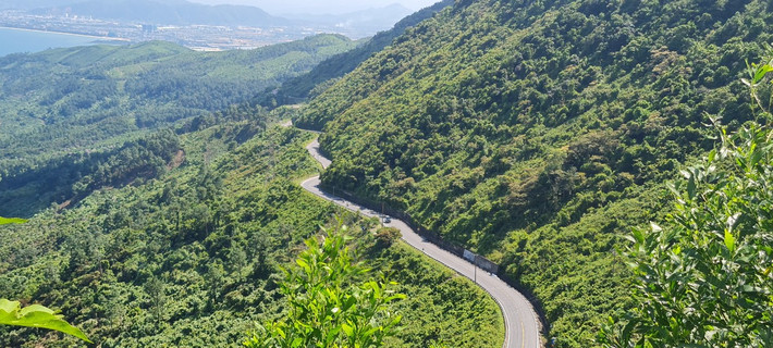 Nằm trên dãy núi Bạch Mã cao khoảng 500m so với mực nước biển, đèo Hải Vân với chiều dài 21km trải dài theo sườn núi ở giữa ranh giới tỉnh Thừa Thiên Huế và thành phố Đà Nẵng.