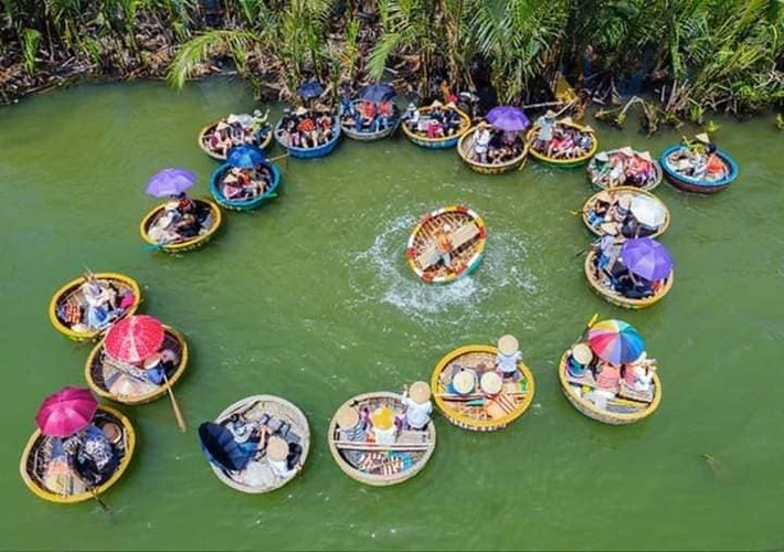 Cả những vòng tròn thuyền thúng ngỡ chỉ thấy trong tranh.