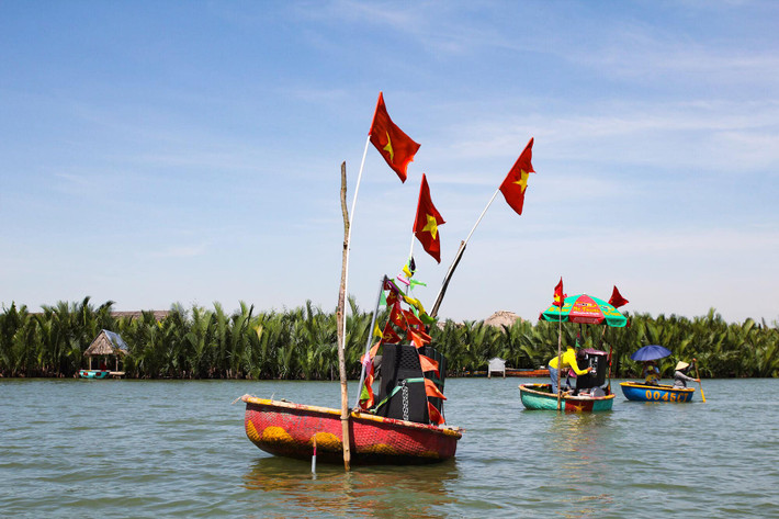 Rừng dừa Bảy Mẫu nằm ở xã Cẩm Thanh, thành phố Hội An, nên còn được gọi là Rừng dừa Cẩm Thanh.
