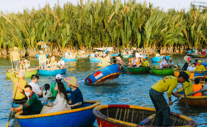 Không chỉ ngắm rừng dừa, du khách còn được chiêm ngưỡng những màn trình diễn hấp dẫn của những người chèo thuyền.