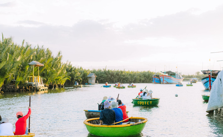 Tại Khu du lịch rừng dừa Bảy Mẫu có hai loại thuyền thúng, loại nhỏ chở được 2 khách và loại lớn dành cho 4 khách.
