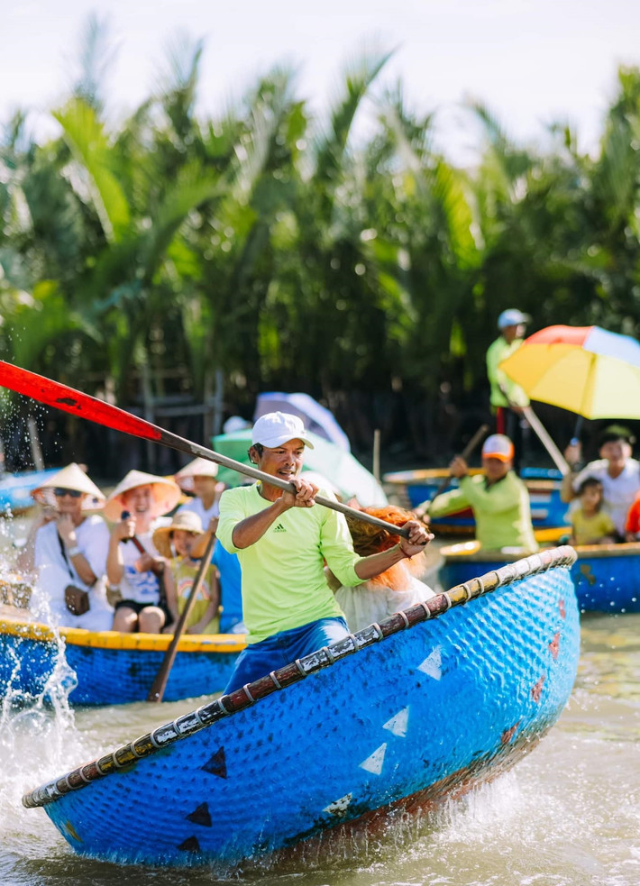 Người chèo thuyền sẽ làm động tác nhún cho chiếc thúng quay vòng tròn tạo sóng, còn tay thì múa mái chèo trông rất bắt mắt.