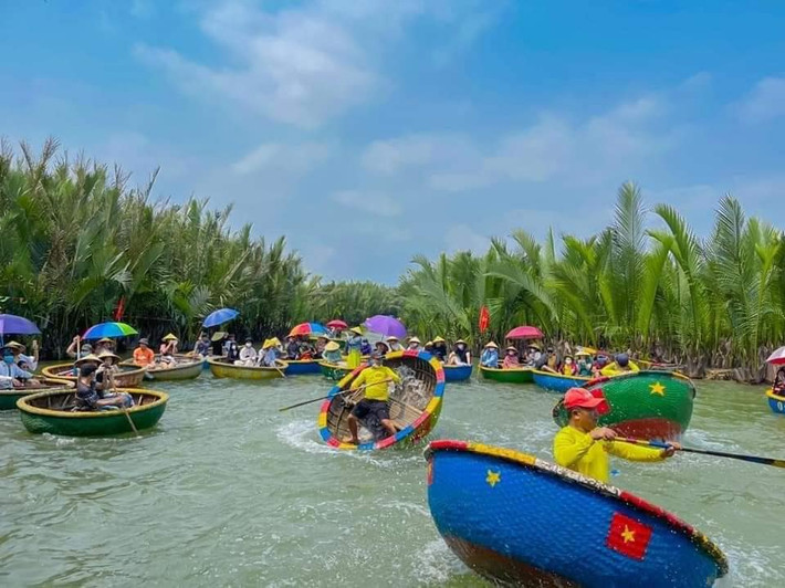 Màn trình diễn múa thúng bao giờ cũng nhận được sự hô hào, cỗ vũ rất nhiệt tình của du khách.
