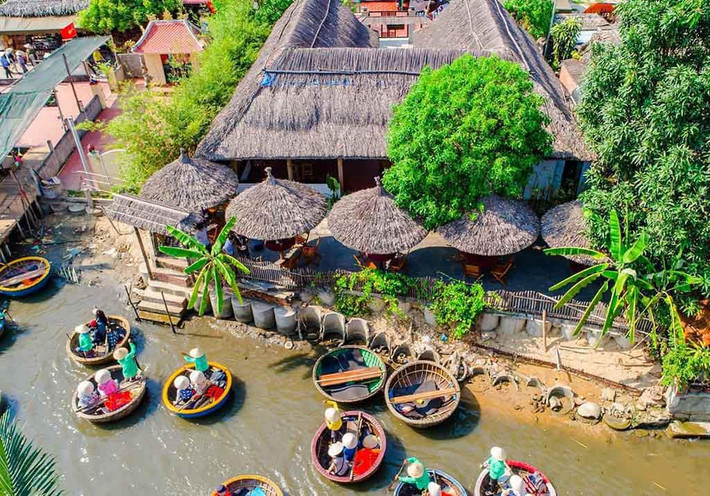 Thấp thoáng hình ảnh của một làng chài ven sông.