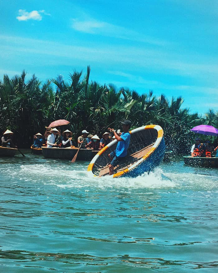 Du khách sẽ kinh ngạc trước khả năng giữ thăng bằng của người “nghệ sĩ” trên chiếc thuyền thúng chòng chành với chuyển động uyển chuyển, cực nhanh và đầy ấn tượng.
