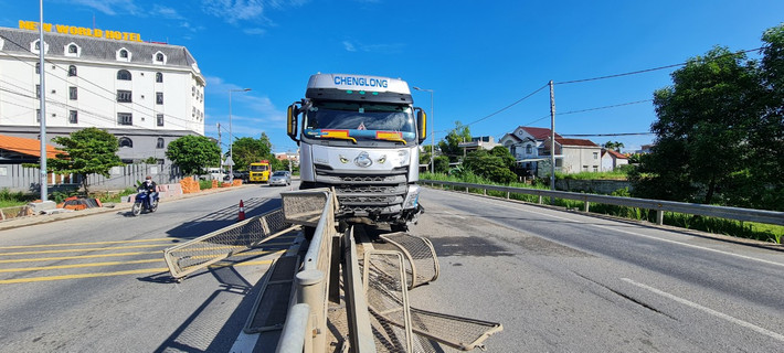 Vụ tai nạn đã khiến xe tải kẹt cứng giữa quốc lộ 1A.