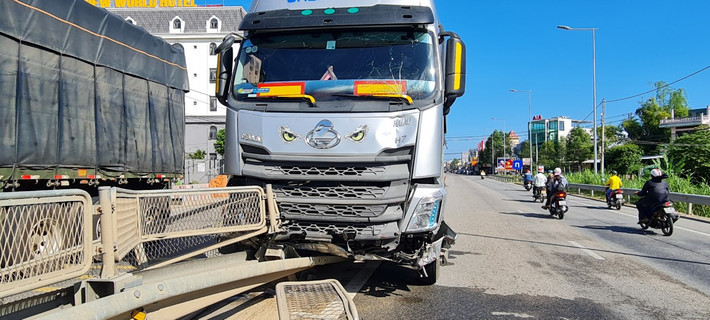 Theo thông tin ban đầu, vụ tai nạn xảy ra khi xe tải mang BKS Bình Định đang lưu thông trên quốc lộ 1A hướng Bắc Nam.