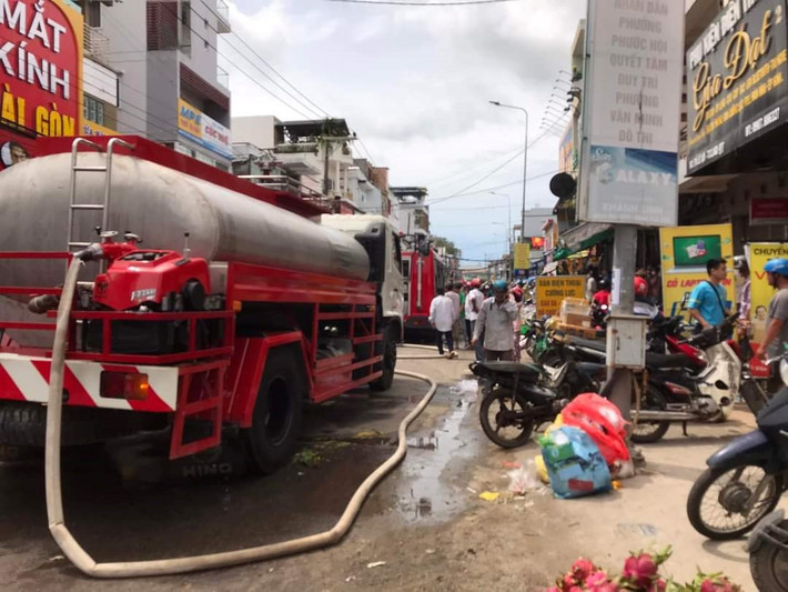 Phòng Cảnh sát Phòng cháy chữa cháy Công an tỉnh Bình Thuận đã tăng cường một xe chữa cháy cùng cán bộ chiến sĩ từ TP. Phan Thiết vào thị xã La Gi hỗ trợ.