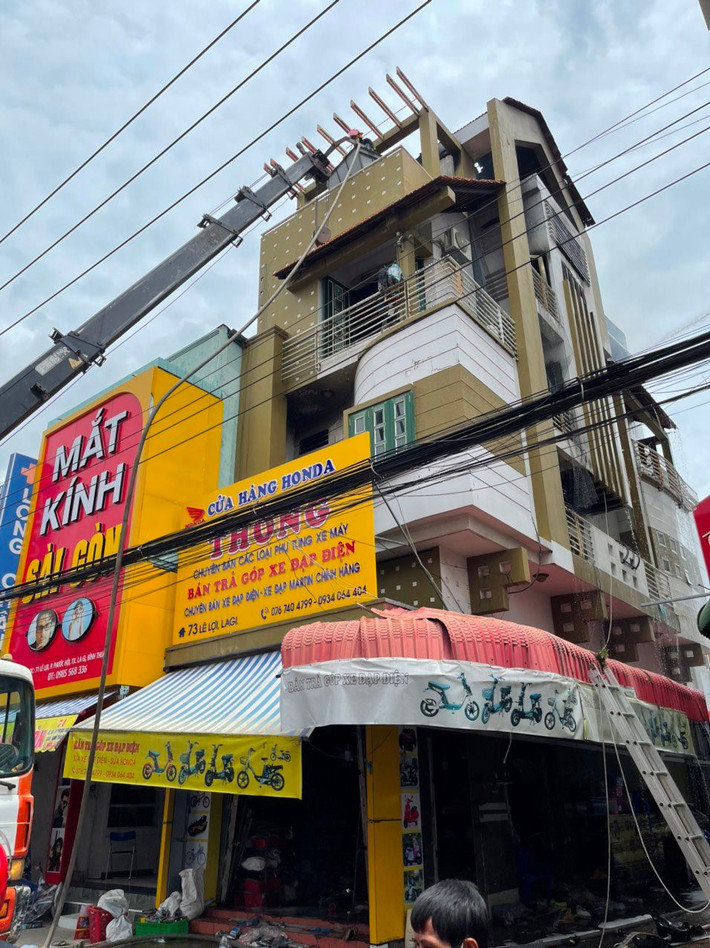 Lực lượng phòng cháy chữa cháy phải sử dụng xe nâng để tiếp cận đám cháy.