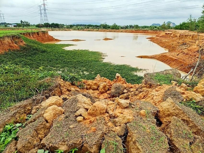 Hiện trường khai thác đất sét trái phép được cho là có liên quan đến vụ việc này. Hiện Công an huyện Hàm Thuận Nam đang tiếp tục mở rộng điều tra. >>> Mời độc giả xem thêm video Khám xét nhà Trưởng phòng Cảnh sát kinh tế Công an Hà Nội: