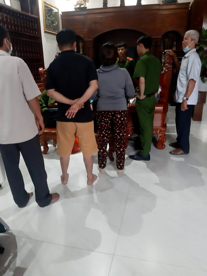 uổi khám xét của cơ quan cảnh sát điều tra diễn ra dưới sự chứng kiến của chính quyền địa phương.