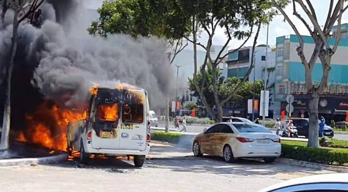 Theo thông tin ban đầu, trưa ngày 4/9, ô tô 16 chỗ mang biển số Quảng Nam (92B) đang đỗ trong bãi giữ xe nhà hàng tiệc cưới nằm trên đường 2/9 (quận Hải Châu, TP. Đà Nẵng) bất ngờ bốc cháy ở trước cabin.