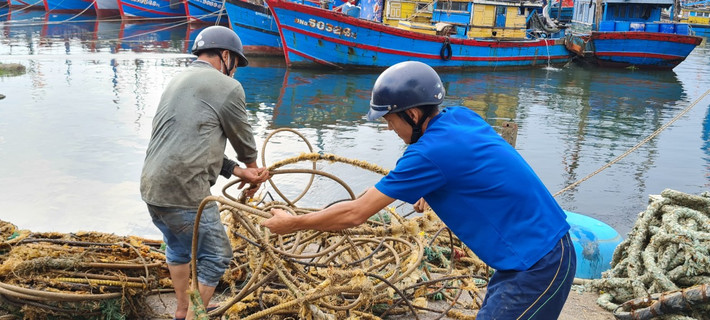 Ngư dân khẩn trương neo đậu tàu thuyền tại Âu thuyền Thọ Quang.