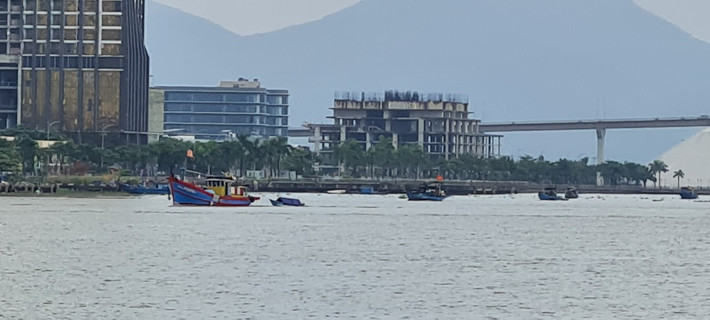 Tàu từ biển chạy vào khu vực Sông Hàn trú bão.