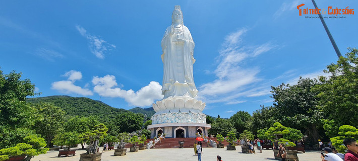 Đặc biệt, tại chùa Linh Ứng Sơn Trà có tượng Phật Quan Thế Âm được xem là cao nhất Việt Nam (cao 67m, đường kính tòa sen 35m). Tượng đứng tựa lưng vào núi, hướng ra biển, đôi mắt hiền từ nhìn xuống, một tay bắt ấn tam muội, tay kia cầm bình nước cam lồ như rưới an bình cho những ngư dân đang vươn khơi xa.