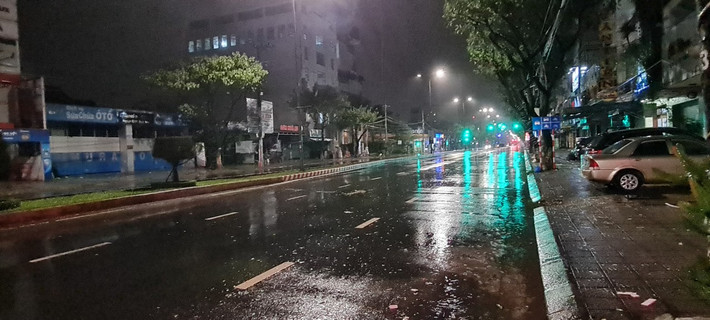 Đường phố Đà Nẵng không một bóng người sau lệnh cấm đường của chính quyền thành phố, trước khi bão số 4 đổ bộ. Tất cả đã giúp cho cơn bão Noru đi qua với thiệt hại được giảm thiểu. >>> Mời độc giả xem thêm video Sau cơn bão số 2 - Talas | Mưa lớn làm nhiều điểm ngập lụt ở Hà Nội: