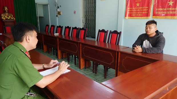 Ngày 4/9, Công an huyện Châu Thành, tỉnh An Giang cho biết đã bắt được Trần Văn Lắm, (sinh năm 2005, trú huyện Thoại Sơn, tỉnh An Giang), là đối tượng đang bị Cơ quan Cảnh sát điều tra Công an huyện Châu Thành truy nã về tội "Trộm cắp tài sản." Sau hơn 2 tháng lẩn trốn, Trần Văn Lắm đến tiệm game tại khóm Phó Quế, thành phố Long Xuyên chơi thì bị lực lượng Công an phường Mỹ Long, phát hiện và bắt giữ. >>> Mời độc giả xem thêm video Sơn La: Đã bắt được nghi phạm giết hàng xóm rồi bỏ trốn: