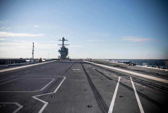 Đường băng trên USS Gerald R. Ford rộng 78 mét và dài 332 mét tương đương so với người tiền nhiệm của mình lớp tàu sân bay hạt nhân Nimitz. Nguồn ảnh: BI.