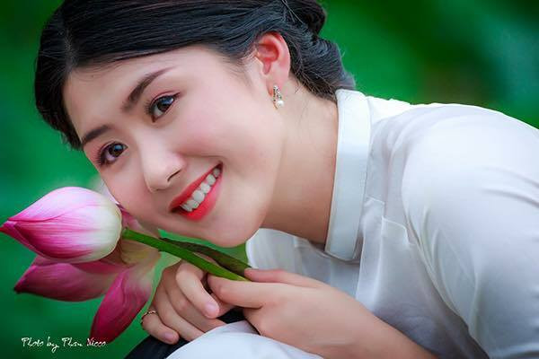 Ngọc Linh từng tốt nghiệp Đại học Ngoại thương HN, và hiện đang là tiếp viên của hãng hàng không Vietnam Airlines.
