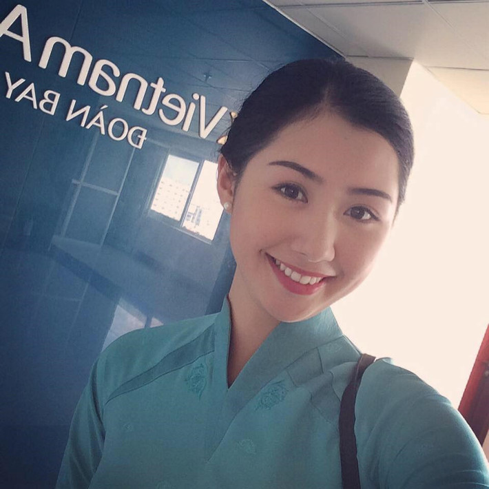 Trong trang phục của tiếp viên hàng không, cô cũng đẹp dịu dàng