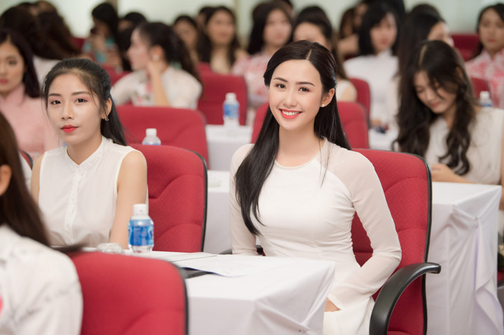 Ngọc Linh chọn tà áo dài trắng tinh khiết, trang điểm nhẹ nhàng khi đến với vòng sơ khảo. Cô cũng là 1 trong số các thí sinh lọt vào vòng Chung khảo phía Bắc Hoa hậu Việt Nam 2018 diễn ra tại Nghệ An từ ngày 12-22.7 tới.
