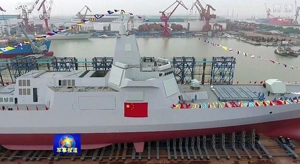 Quá trình đóng mới các khu trục hạm Type 055 của Trung Quốc bắt đầu từ năm 2014. Tới nay, Trung Quốc đã hoàn thành và đưa vào biên chế được hai chiếc, hai chiếc tiếp theo đã hoàn thiện phần thô và được hạ thuỷ hôm 3/7 vừa rồi, nâng quân số của Type 055 lên 4 chiếc. Nguồn ảnh: CCTV.