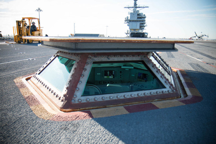 Khoang điều tiết máy bay trên tàu sân bay USS Gerald R. Ford. Điểm đặc biệt là khoang này có thể nâng lên và hạ xuống vừa khít với đường băng. Từ khoang này, các sĩ quan điều tiết không lưu sẽ hướng dẫn và kiểm đếm số lượng máy bay đã cất - hạ cánh trên đường băng. Nguồn ảnh: BI.