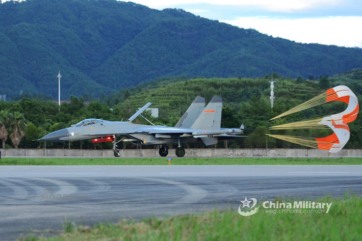 Tuy nhiên J-7 chỉ là loại chiến đấu cơ "cổ lỗ", thực chất là bản MiG-21 được Trung Quốc sản xuất nội địa, rõ ràng đã không còn hợp thời với lối chiến đấu hiện đại ngày nay của không quân thế giới. Nguồn ảnh: Chinamil.