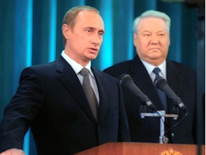 Sau đó ông trở thành một nhân vật quan trọng trong chính quyền của Boris Yeltsin và được lựa chọn để trở thành người đứng đầu FSB trong tương lai (FSB chính là cơ quan KGB đổi tên lại sau khi Liên Xô tan rã). Nguồn ảnh: BI.