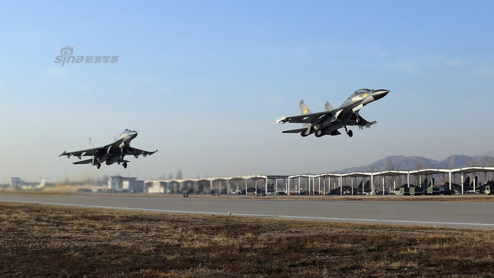 Giống với Su-27, phiên bản J-11 của Trung Quốc cũng có hàng chục biến thể khác nhau, bao gồm J-11A, J-11B, J-11BS, J-11BH, J-11BSH, J-15, J-16 và J-11D. Nguồn ảnh: Sina.