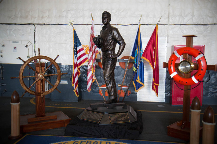 Tượng của cựu Tổng thống Mỹ Gerald R.Ford - cái tên vinh dự mà tàu USS Gerald R. Ford được đặt theo. Theo truyền thống lâu đời của Mỹ, tàu sân bay của nước này đều được đặt theo tên chính khách, phần lớn là Tổng thống hoặc những nhân vật có ảnh hưởng. Nguồn ảnh: BI.