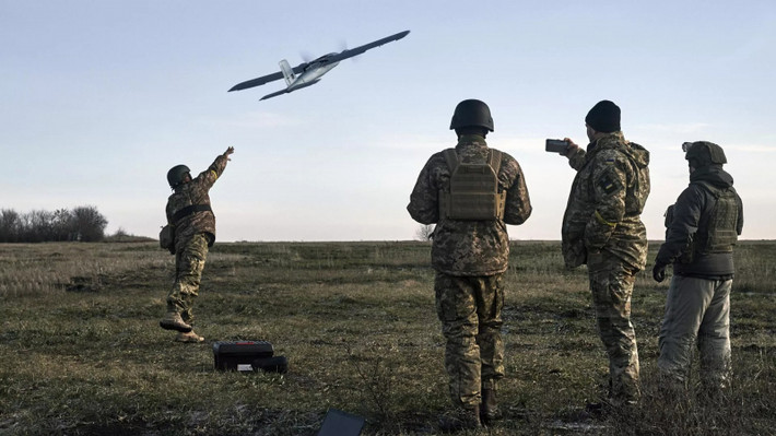 UAV Ukraine nhiều lần tấn công các đơn vị cấp tiểu đoàn hoặc lớn hơn của Nga, kể cả những đội hình ở tuyến sau. Tại tiền tuyến, bất cứ đội hình tiến công quy mô đại đội nào đều có thể dễ dàng trở thành mục tiêu của UAV, buộc Nga phải chia nhỏ lực lượng thành các trung đội được xe tăng, pháo binh yểm trợ.