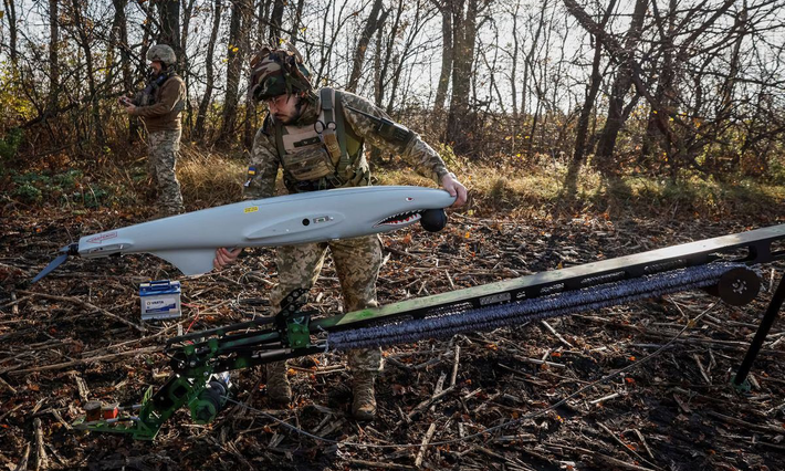 Quân đội Ukraine trong những tháng qua đã gấp rút tích hợp công nghệ mới vào UAV nội địa. Hai năm trước, họ phụ thuộc rất nhiều vào mẫu Bayraktar TB2 do Thổ Nhĩ Kỳ tự sản xuất, còn hiện tại nước này đã sở hữu nhiều loại UAV hơn trong kho vũ khí, bao gồm các mẫu được viện trợ hoặc mua từ nước ngoài và phương tiện sản xuất trong nước.