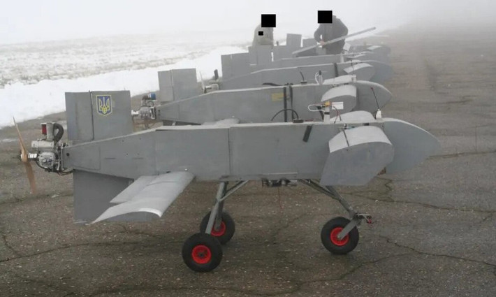 Kể từ khi xung đột với Nga bùng phát, số lượng hãng chế tạo UAV của Ukraine tăng từ 7 lên 80. Cách sản xuất UAV của Ukraine hoàn toàn trái ngược với Nga, bên luôn tập trung vào sản xuất loạt, đặc biệt là các loại UAV tự sát.
