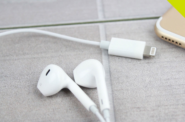 Apple đã loại bỏ giắc cắm tai nghe trên iPhone 7 và dòng EarPods cũng được đổi thành giắc cắm Lightning thay cho 3.5mm trước đó. Điều này đã vấp phải sự phàn nàn từ người dùng bởi tai nghe không sử dụng được khi iPhone đang sạc. Cuối cùng vào năm ngoái, Apple đã chính thức bỏ EarPods Lightning đi kèm trong hộp sản phẩm bán ra.