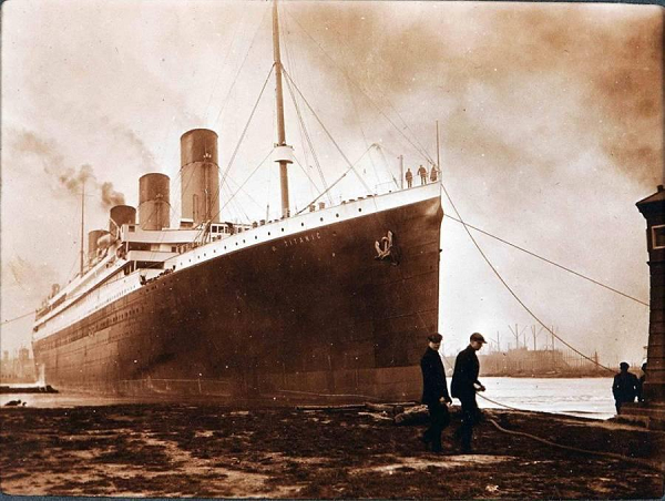 Tàu Titanic đậu tại cảng Belfast, Bắc Ireland, sau khi vừa hoàn thiện và chuẩn bị cho quá trình chạy thử lần đầu, tháng 4/1912.