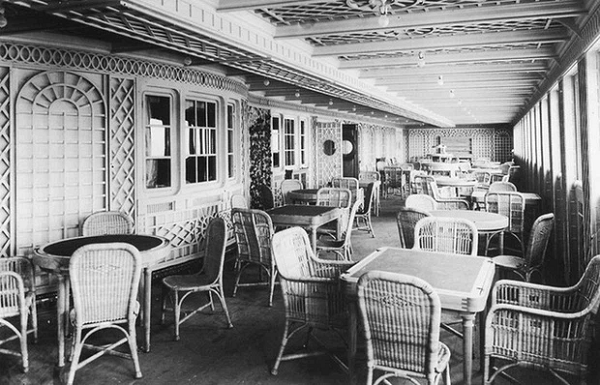 Quán Café Parisienne phong cách Pháp cung cấp những món ăn hảo hạng cho hành khách khoang hạng nhất, với hàng hiên ngập nắng và những trang trí tinh xảo.