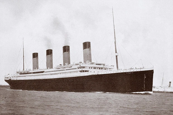 Là con tàu lớn, hiện đại, lộng lẫy và sang trọng nhất lúc đó, Titanic mang theo tham vọng thống trị tuyến đường biển xuyên Đại Tây Dương của công ty sở hữu - hãng vận tải biển The White Star Line.