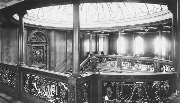 Nơi được trang trí đẹp nhất trong nội thất con tàu Titanic là cầu thang khu vực hạng nhất.