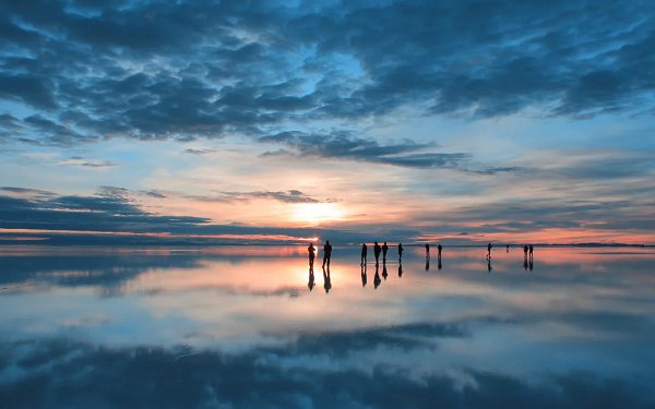 Sa mạc muối lớn nhất thế giới Salar de Uyuni nằm ở Bolivia giống như một chiếc kính khổng lồ phản chiếu cả bầu trời.
