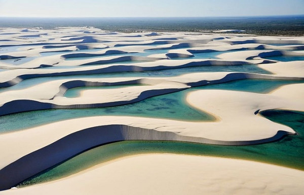 Sa mạc với đầm nước nằm trong công viên Lencois Maranhenses, của Brazil. Nơi đây nổi tiếng với khung cảnh đầy đối lập khi sa mạc và đầm nước cùng song song tồn tại.